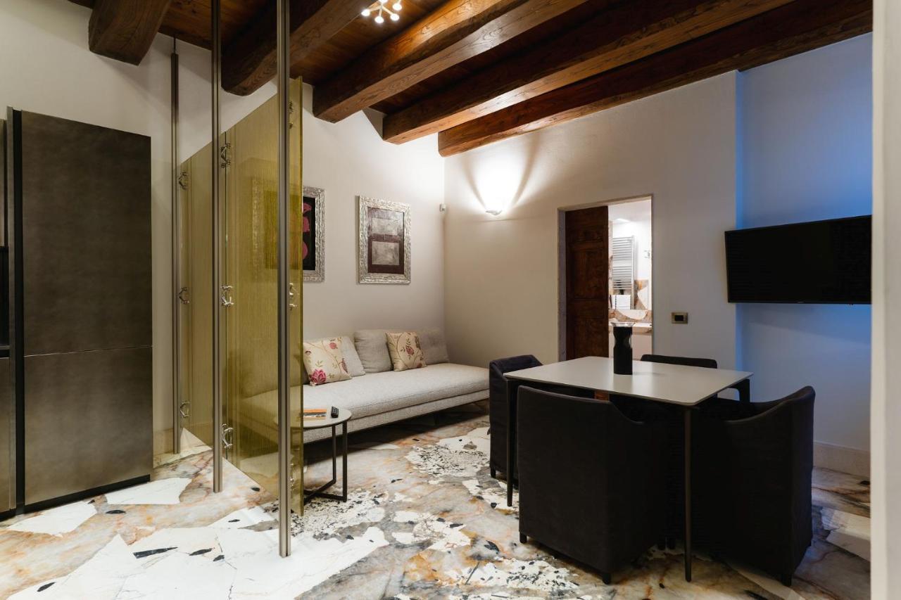 Palazzo Delle Pietre - Luxury Apartments Рим Экстерьер фото