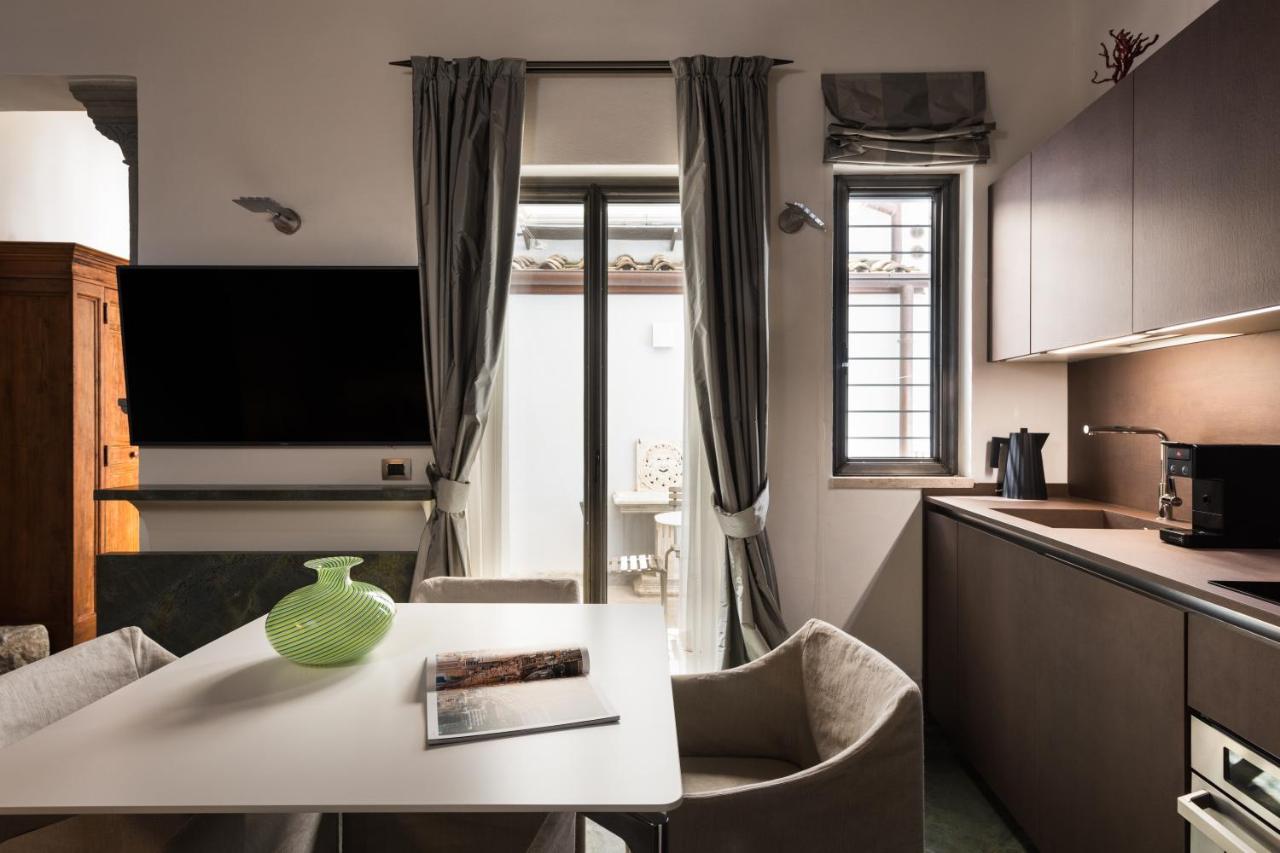 Palazzo Delle Pietre - Luxury Apartments Рим Экстерьер фото